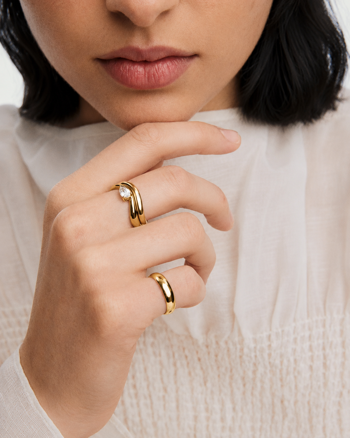 Dôme Figure Balance Ring worn on a hand